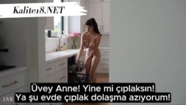 Evde çıplak dolaşan üvey anne pornosu