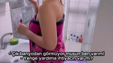 Abisinin sevgilisini sikiyor - Türkçe konuşmalı porno
