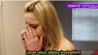 Ağlayan üvey annesini sikerek teselli ediyor. Sarışın milf porno