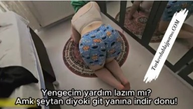 Temizlik yapan yengesine arkadan dayıyor